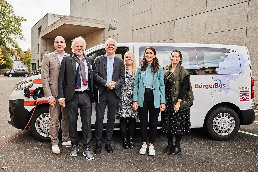 Tarek Al-Wazir (Hessischer Minister für Wirtschaft, Energie, Verkehr und Wohnen) und die Inhaberin Ann-Kathrin Hartenbach, 2. Hessischer Bürgerbus-Tag 2022 in Marburg, Foto von Jonas Werner-Hohensee, Medium