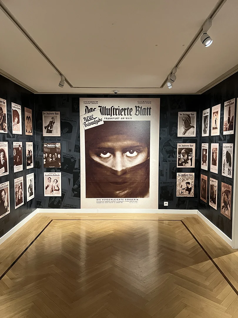 Ausstellung Die Fotografinnen Nini und Carry Hess, Museum Giersch der Goethe-Universität, 2022, Foto von Ann-Kathrin Hartenbach, Medium