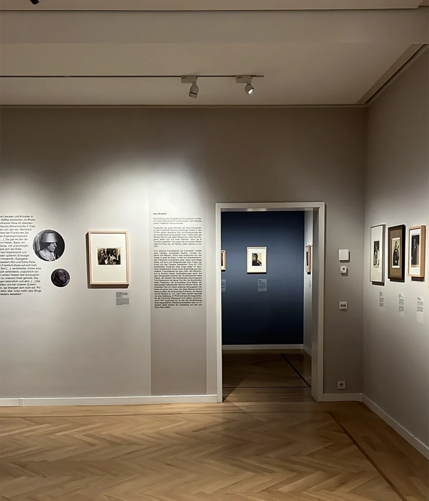 Ausstellung Die Fotografinnen Nini und Carry Hess, Museum Giersch der Goethe-Universität, 2022, Foto von Ann-Kathrin Hartenbach, Medium