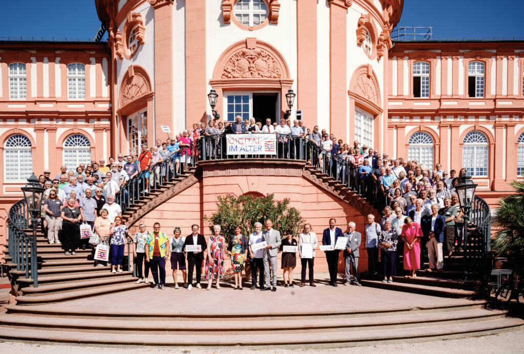 Gruppenfoto aller Anwesenden des Di@-Lotsen-Tages 2023 vor dem Biebricher Schloss in Wiesbaden, © Hessische Landesregierung, Marc Holstein und Christine Gabler