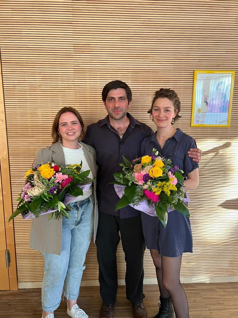 Ein Foto von Matze Vogel, Maria Wördemann und der Agenturinhaberin von kunst & kultur Hartenbach Ann-Kathrin Hartenbach bei einer Lesung