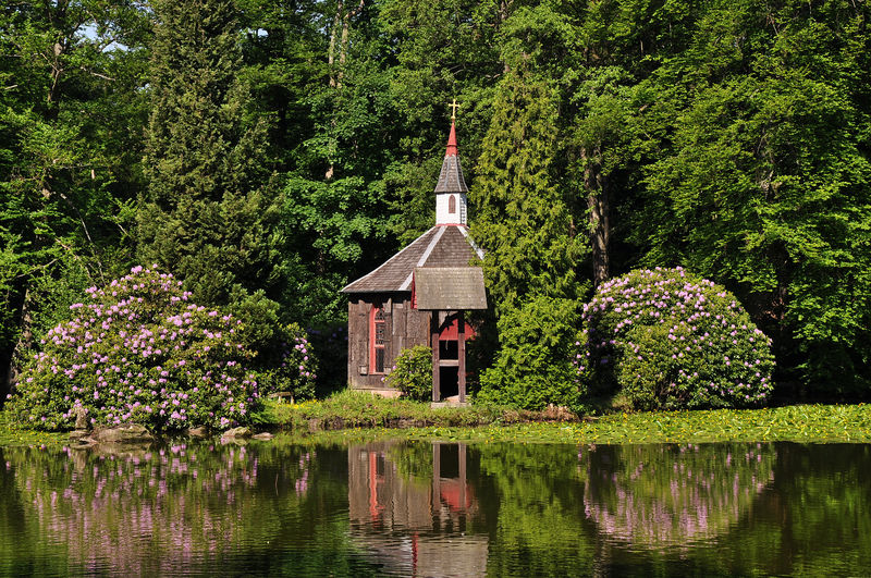 Kleine Kirche am See in einer der Parkanlagen von Friedrich Ludwig von Sckell