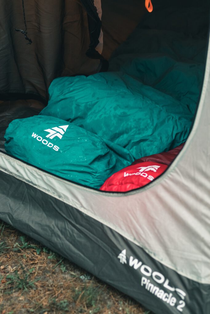 Zelt mit einem durchnässten Schlafsack