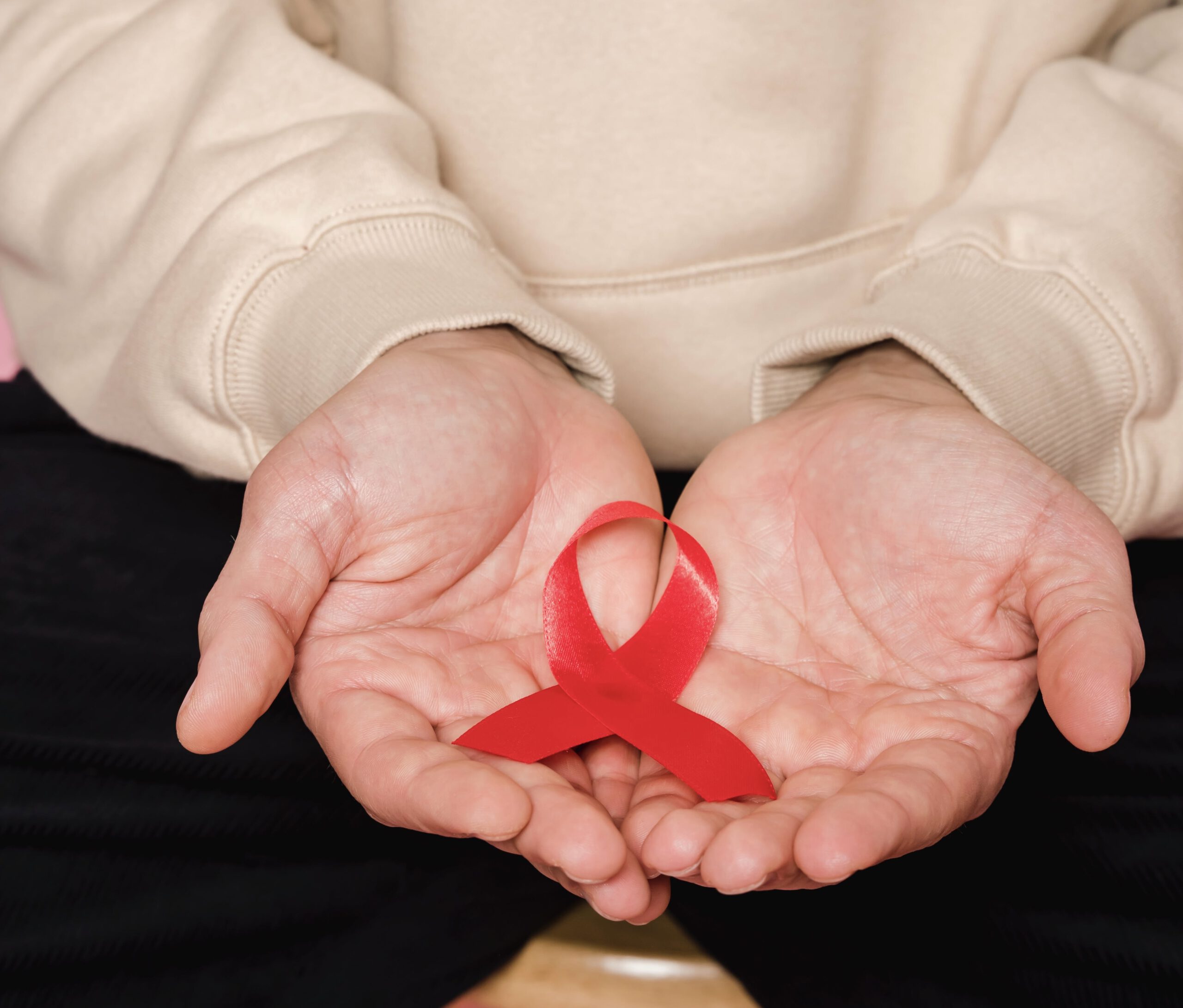 Die rote Schleife als ein Symbol der Solidarität für HIV-Infizierte und AIDS-Kranke